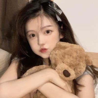 高墙、黑色与帅小伙